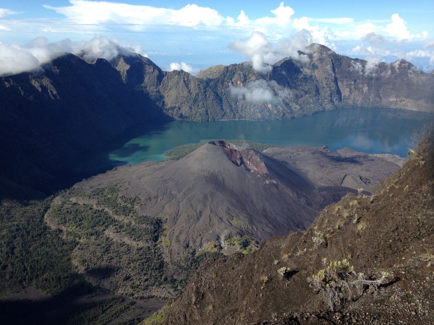 Vue depuis le sommet du Mont Rinjani de La caldeira Segara Anak avec son lac de cratère et le Barujari. Pépite de la Nature.